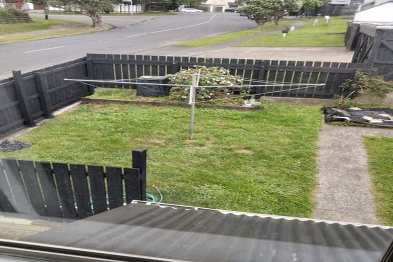 Photo of property in 112 Akaroa Drive, Maupuia, Wellington, 6022