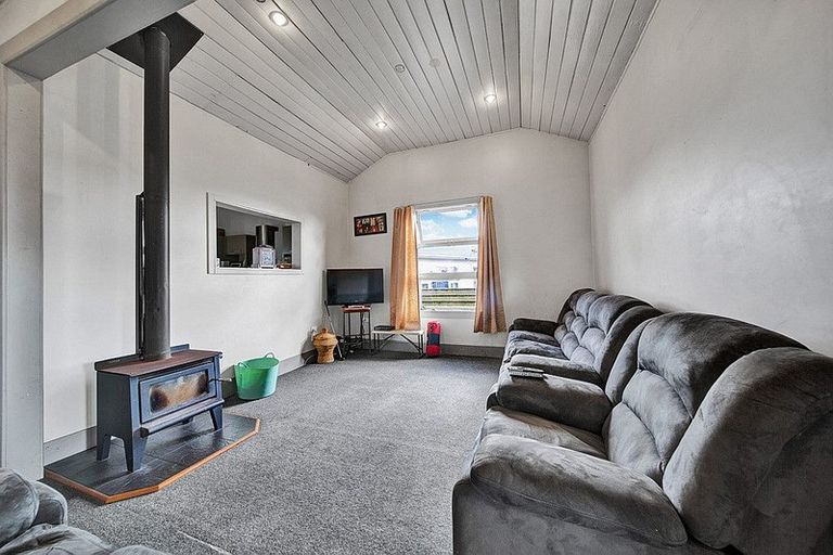 Photo of property in 70 Ketemarae Road, Normanby, Hawera, 4614