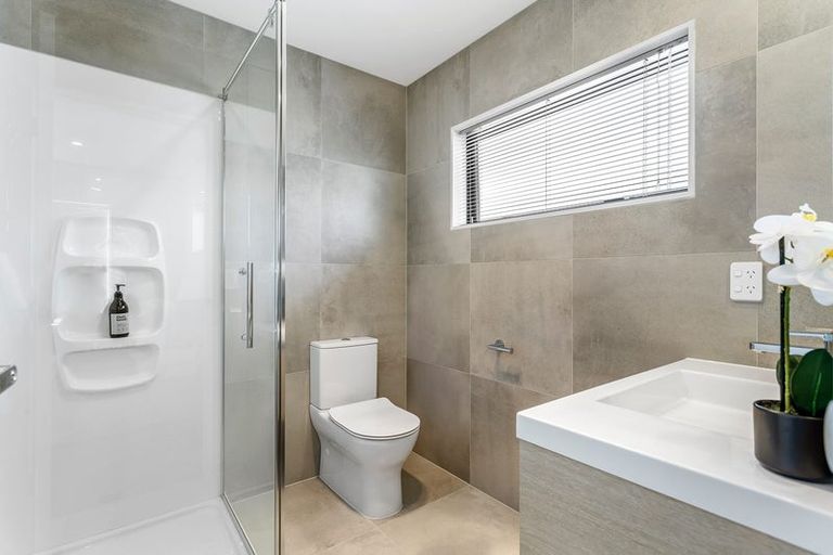 Photo of property in 21 Parkmore Drive, Rosehill, Papakura, 2113