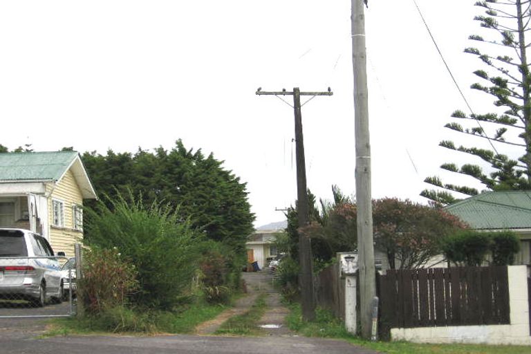Photo of property in 83 Awaroa Road, Sunnyvale, Auckland, 0612
