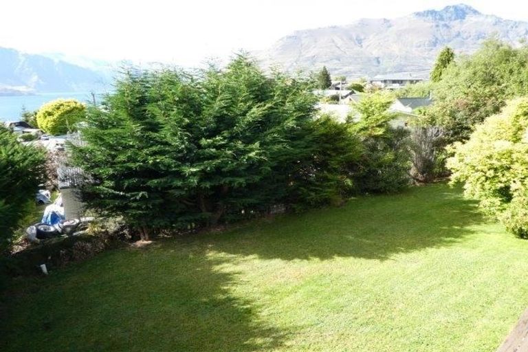 Photo of property in 11 Wynyard Crescent, Fernhill, Queenstown, 9300