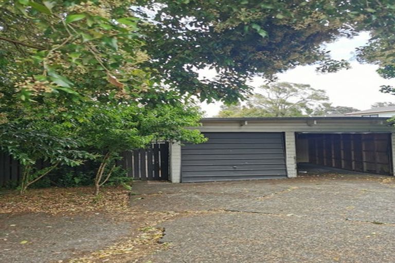 Photo of property in 1/2 Griffiths Place, Te Atatu South, Auckland, 0610