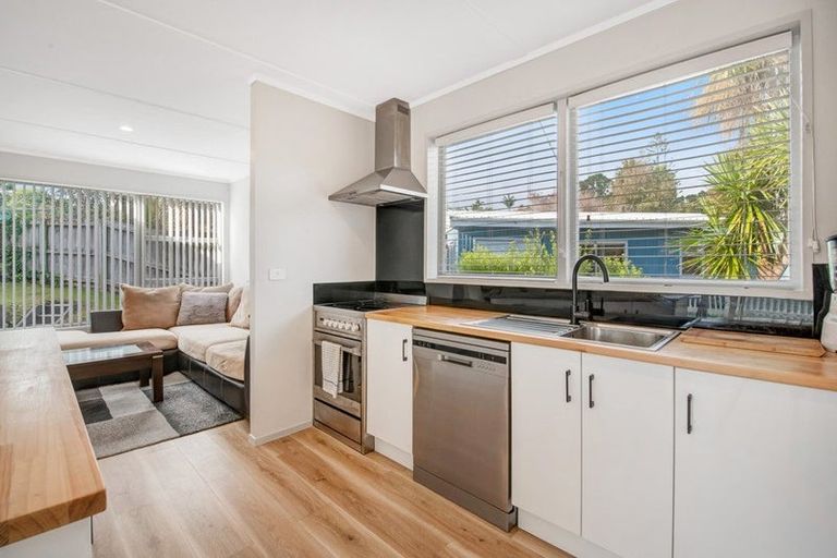 Photo of property in 5 Maori Hut Road, Red Beach, 0932