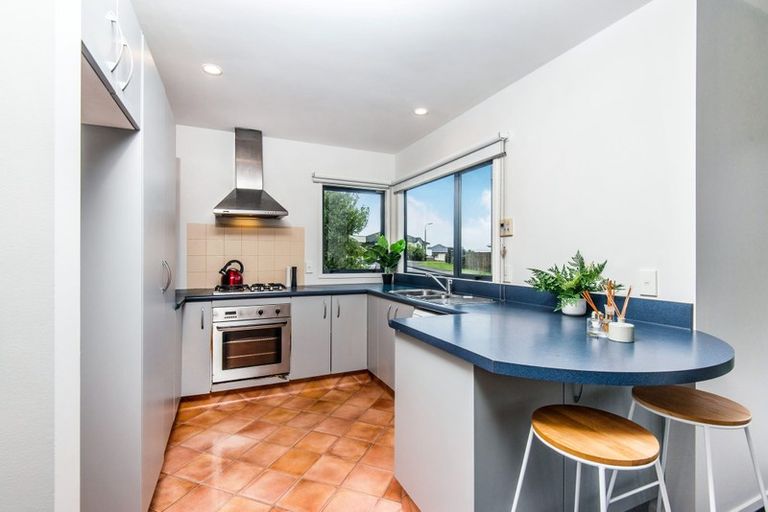 Photo of property in 59 Dress Circle, Newlands, Wellington, 6037