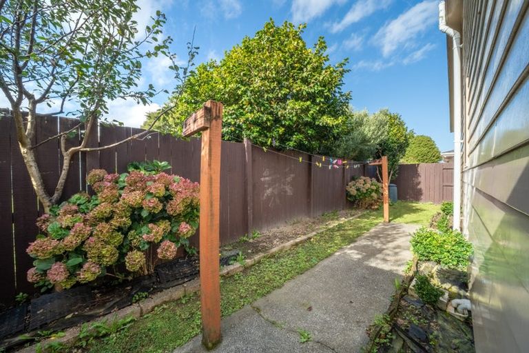 Photo of property in 2/52 Athlone Crescent, Avalon, Lower Hutt, 5011