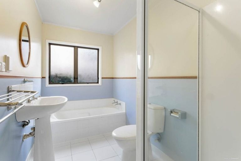 Photo of property in 2/72 Onewa Road, Northcote Point, Auckland, 0627
