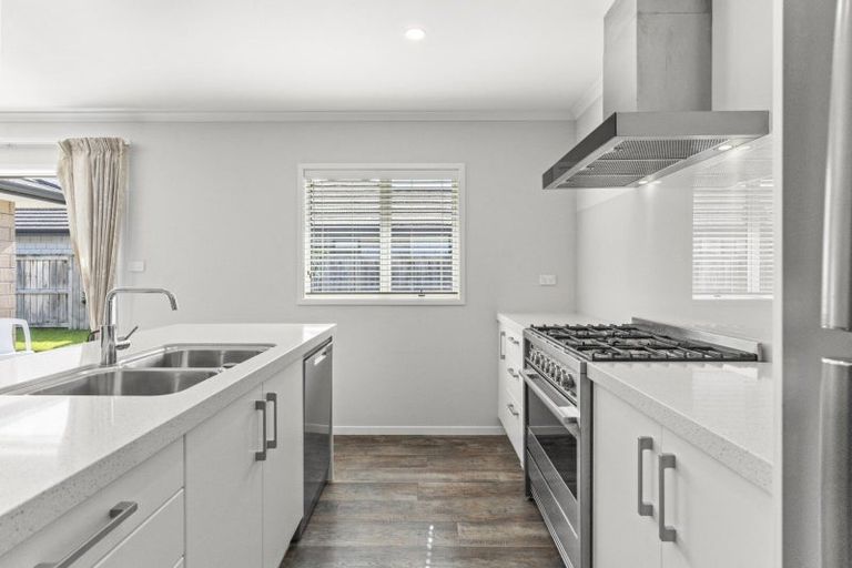 Photo of property in 32 Harding Drive, Papamoa Beach, Papamoa, 3118