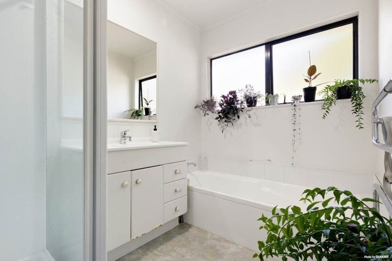 Photo of property in 52a Woodside Road, Massey, Auckland, 0614