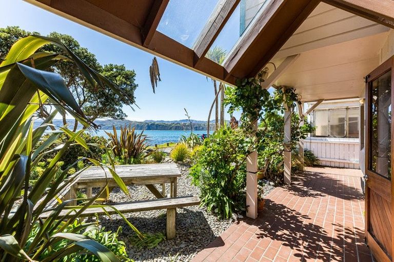 Photo of property in 146 Breaker Bay Road, Breaker Bay, Wellington, 6022