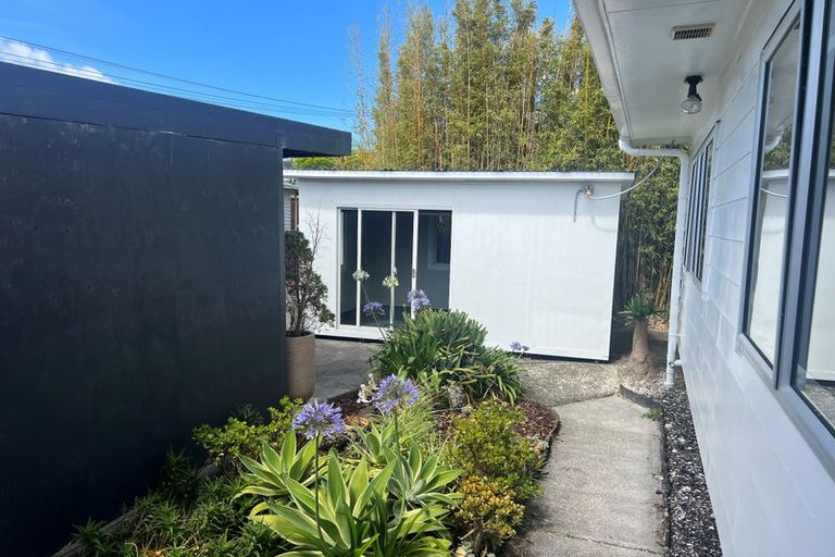 Photo of property in 9 Bishop Street, Green Bay, Auckland, 0604
