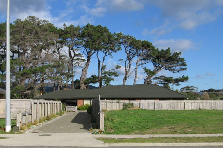 Photo of property in 142 Weggery Drive, Waikanae Beach, Waikanae, 5036