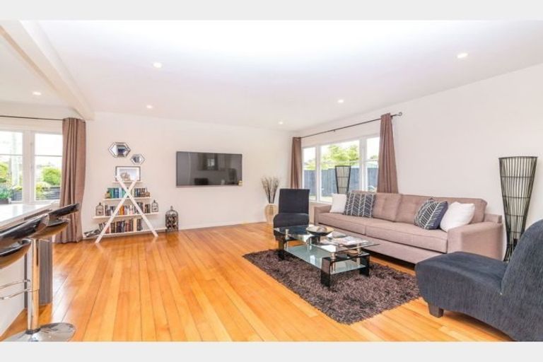 Photo of property in 10 Devon Street, Te Atatu South, Auckland, 0610