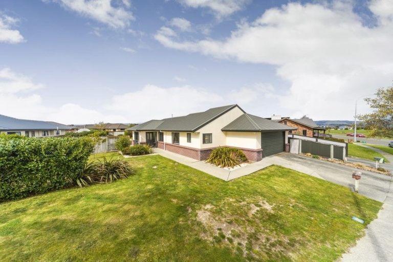 Photo of property in 115 Schnell Drive, Kelvin Grove, Palmerston North, 4414