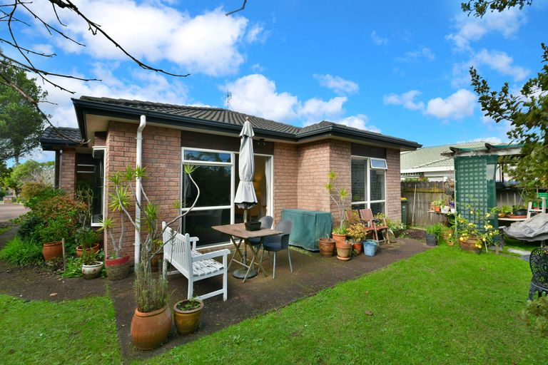 Photo of property in 8 Chalmers Close, Orewa, 0931