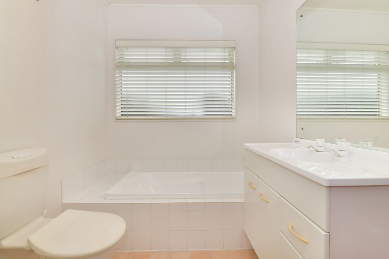 Photo of property in 8 Chalmers Close, Orewa, 0931