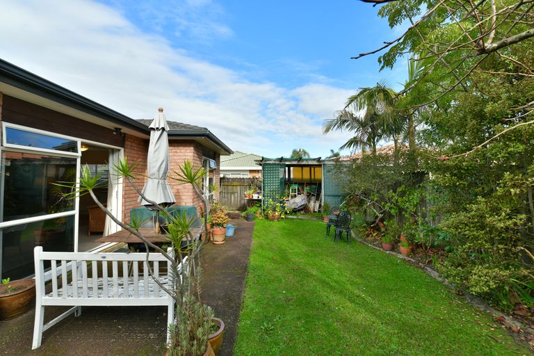 Photo of property in 8 Chalmers Close, Orewa, 0931