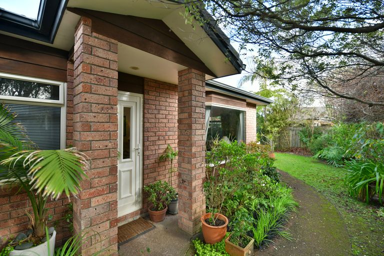 Photo of property in 8 Chalmers Close, Orewa, 0931