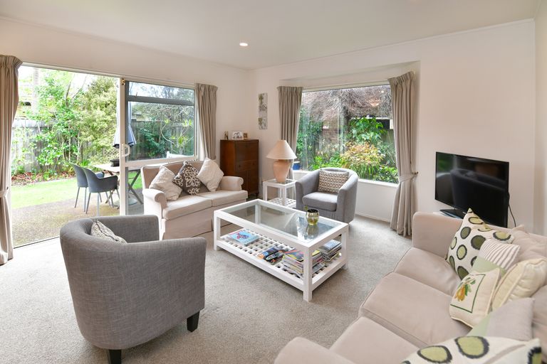 Photo of property in 8 Chalmers Close, Orewa, 0931