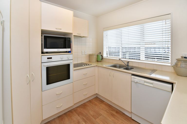 Photo of property in 8 Chalmers Close, Orewa, 0931