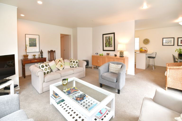 Photo of property in 8 Chalmers Close, Orewa, 0931