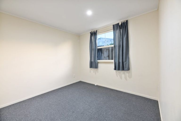 Photo of property in 82 Kelman Road, Kelston, Auckland, 0602