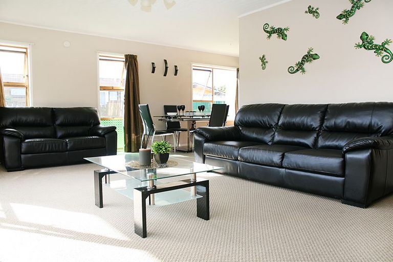 Photo of property in 2/1 Glengowan Place, Conifer Grove, Takanini, 2112