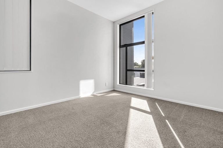 Photo of property in 15 Battalion Drive, Papakura, 2110