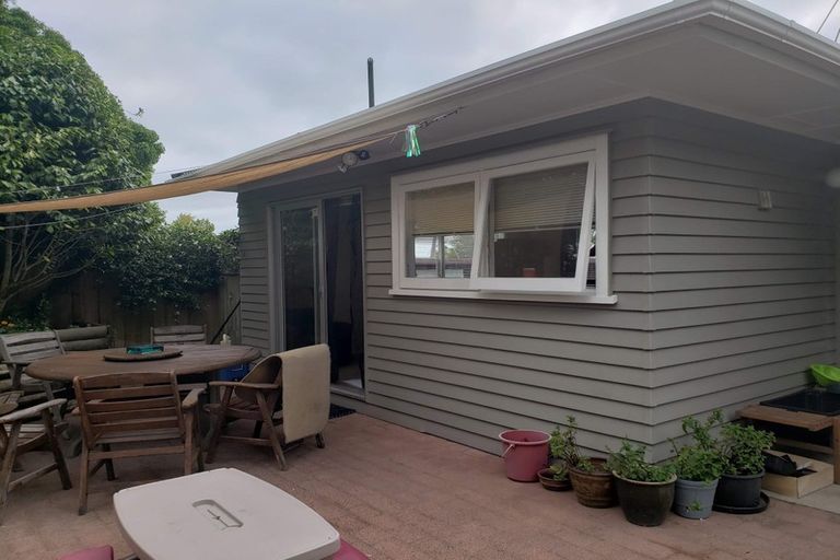 Photo of property in 88 Chivalry Road, Glenfield, Auckland, 0629