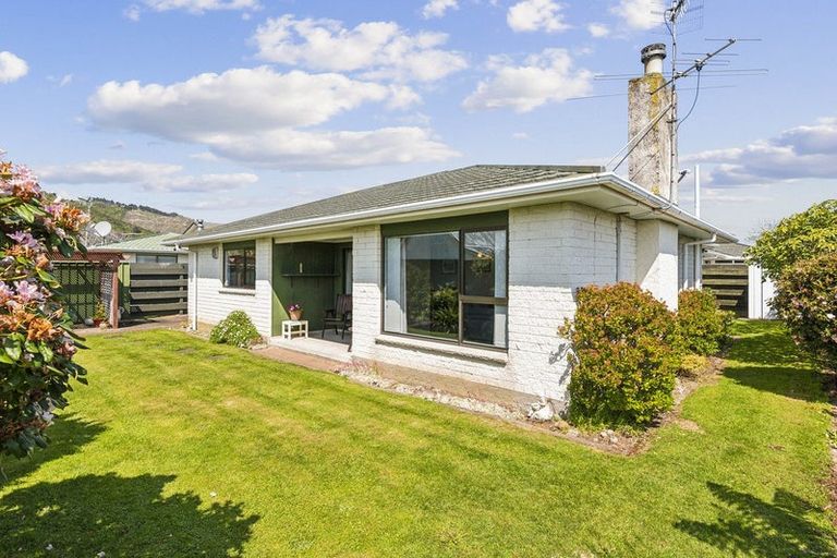 Photo of property in 50b Rewarewa Crescent, Waikanae, 5036