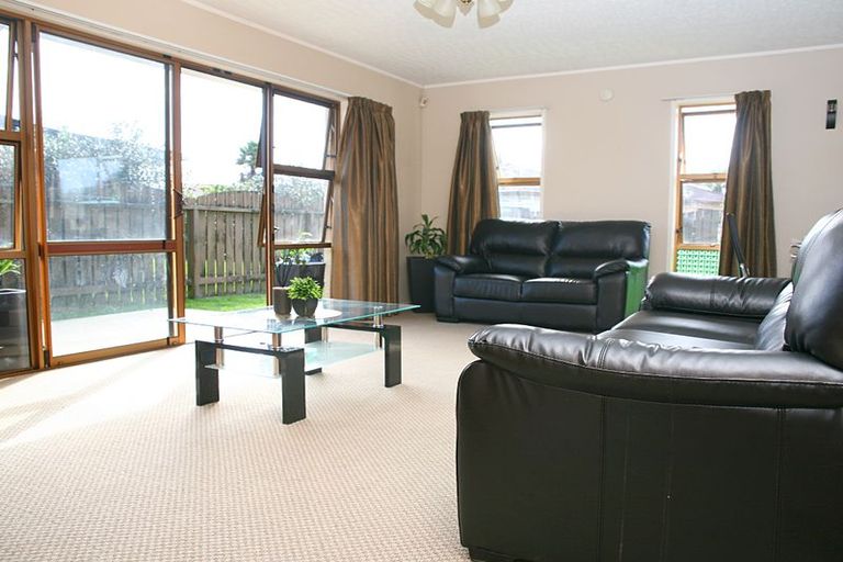 Photo of property in 2/1 Glengowan Place, Conifer Grove, Takanini, 2112