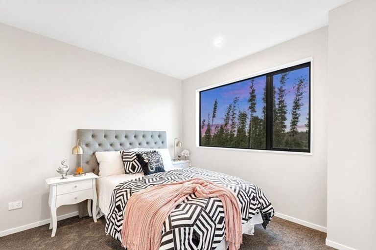 Photo of property in 15 Don Oliver Lane, Glen Eden, 0602