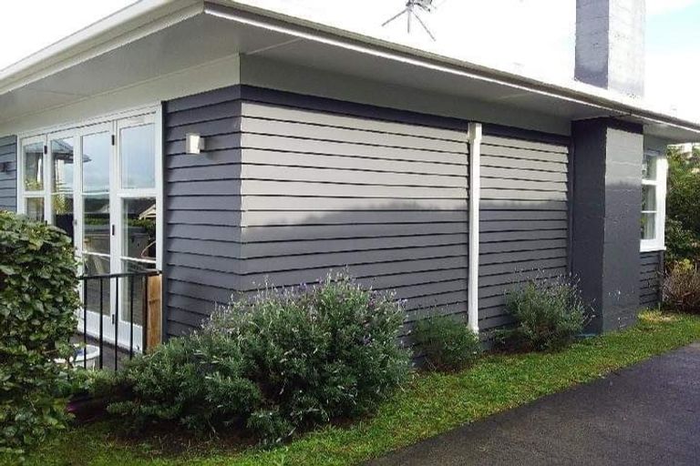 Photo of property in 17 Beach Road, Castor Bay, Auckland, 0620