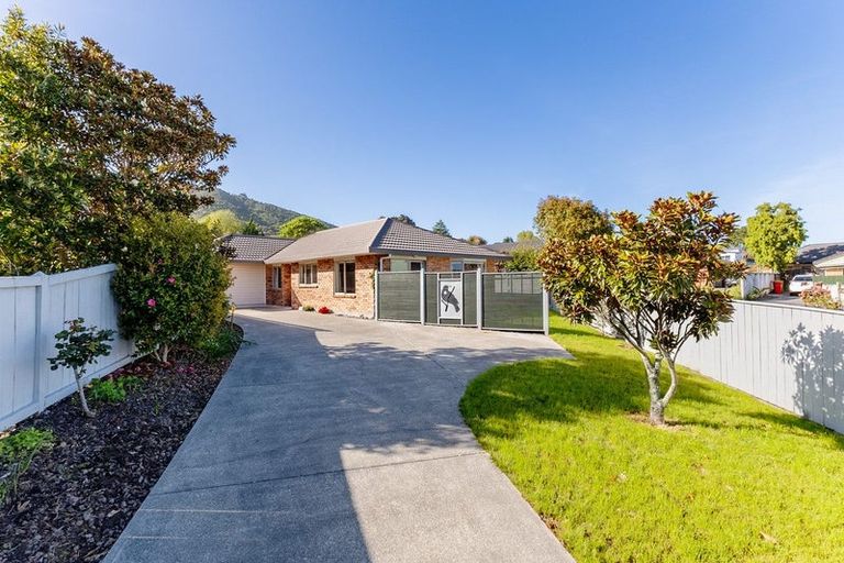 Photo of property in 15 Balmerino Grove, Waikanae, 5036