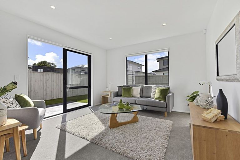 Photo of property in 28 Pepene Avenue, Takanini, 2112