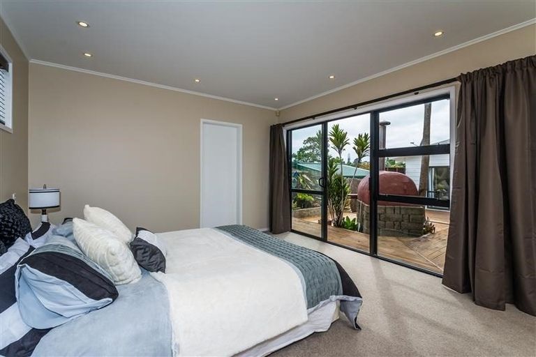 Photo of property in 2 Serrata Place, Browns Bay, Auckland, 0630