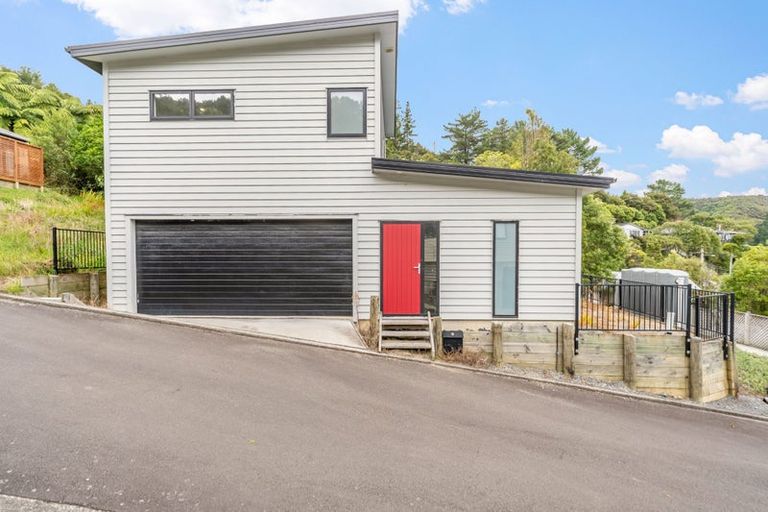 Photo of property in 9 Lowry Heights, Stokes Valley, Lower Hutt, 5019