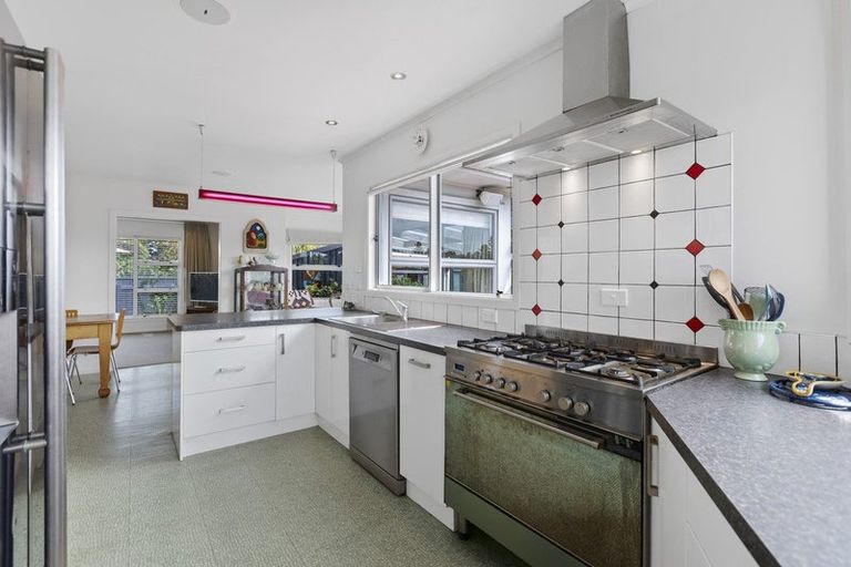 Photo of property in 8 Blenheim Place, Vogeltown, New Plymouth, 4310