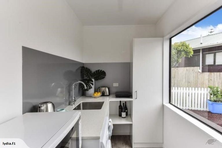 Photo of property in 10 Unsworth Drive, Unsworth Heights, Auckland, 0632