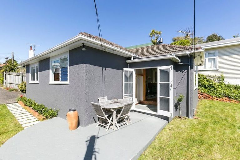 Photo of property in 60 Creswick Terrace, Northland, Wellington, 6012