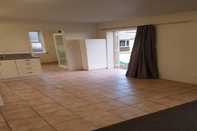 Photo of property in 27a Enfield Road, Hospital Hill, Napier, 4110