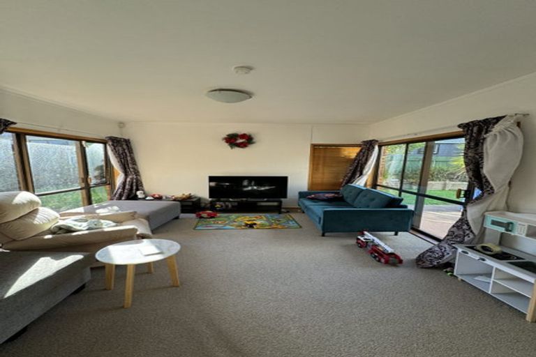 Photo of property in 21 Voltaire Court, Botany Downs, Auckland, 2010