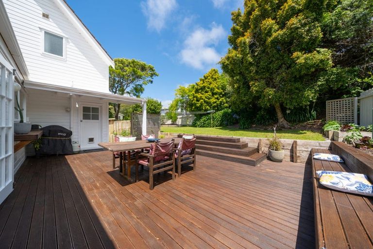 Photo of property in 2 Newnham Court, Tawa, Wellington, 5028