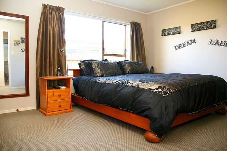 Photo of property in 2/1 Glengowan Place, Conifer Grove, Takanini, 2112