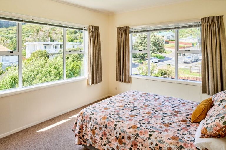 Photo of property in 44 Raroa Terrace, Tawa, Wellington, 5028