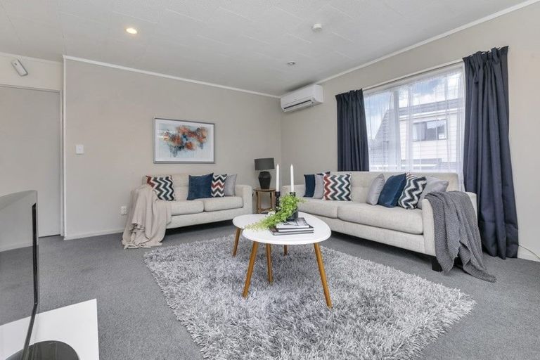 Photo of property in 2/125 Beach Haven Road, Beach Haven, Auckland, 0626