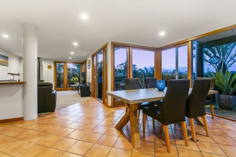 Photo of property in 2/5 Mizpah Road, Waiake, Auckland, 0630