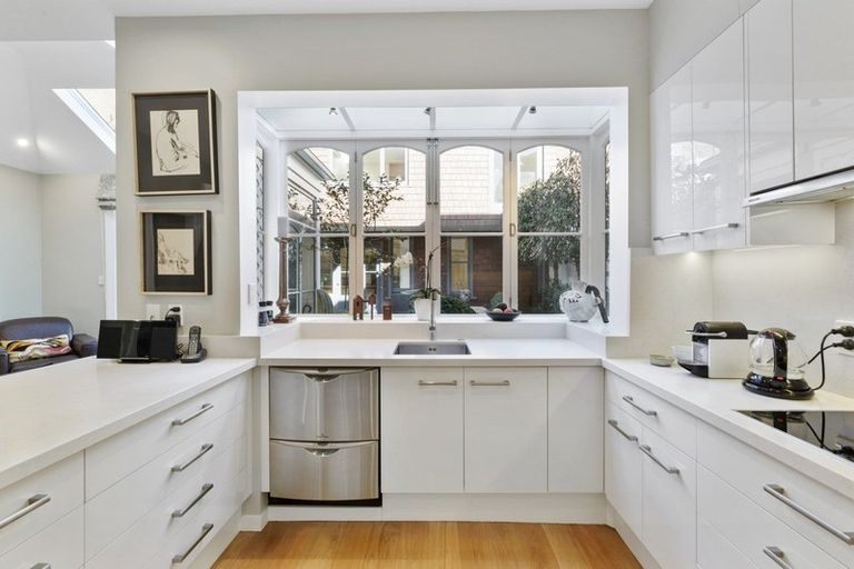 Photo of property in 198 Oriental Parade, Oriental Bay, Wellington, 6011