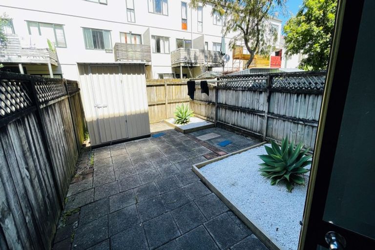 Photo of property in Lynn Park Terrace, 13/12 Ambrico Place, New Lynn, Auckland, 0600