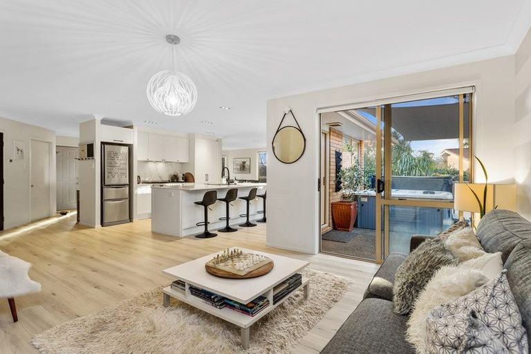 Photo of property in 14 Stonedge Lane, Rosedale, Auckland, 0632