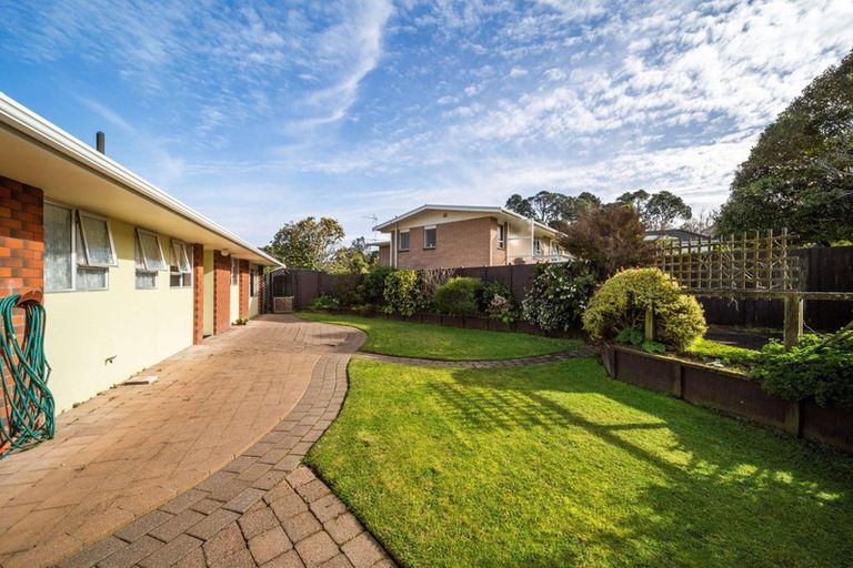 Photo of property in 8 Spencer Place, Merrilands, New Plymouth, 4312